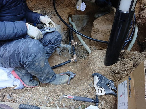 散水栓給水管改修工事施工中 2