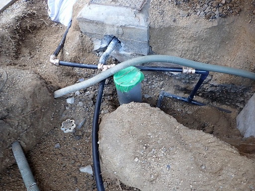 散水栓給水管改修工事施工中3